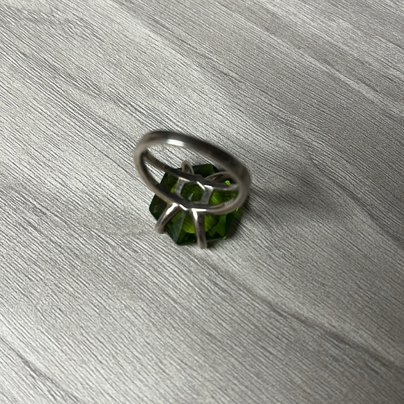 Cocktail ring, size 7, peridot hexagonal - Picture 3 of 3
